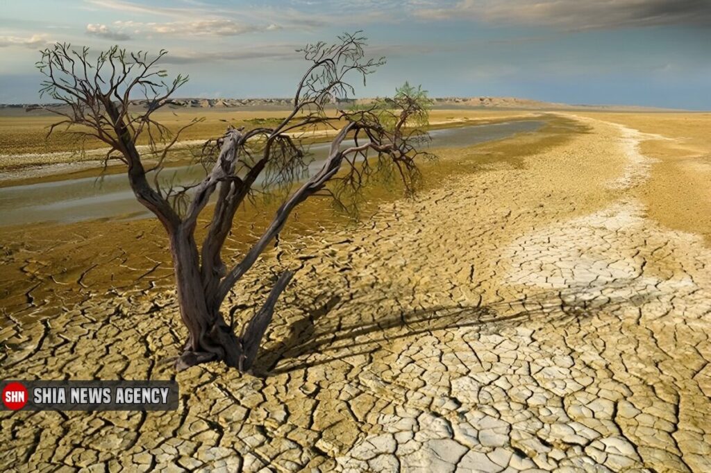 بحران خشکسالی پیامدهای ناگواری درپی دارد. 
سازمان ملل متحد هشدار داده که اگر جهان به میزان فعلی به مصرف آب ادامه دهد در سال ۲۰۲۵ ،بیشتر از دو میلیارد و ۷۰۰ میلیون نفر در جهان با کمبود آب مواجه می شوند. طلیعه بحران هم اکنون در چین، آفریقا، هند، تایلند، مکزیک، مصر و ایران نمایان شده است. ایران در کمربند خشک جهانی قرار گرفته و بارشی معادل یک سوم بارش متوسط جهانی را دارد. 
 پیامدهای خشکسالی خود را درعرصه اقتصادی وکشاورزی،سیاسی وامنیتی،بهداشت وسلامتی ،اجتماعی و...نشان می دهد.
